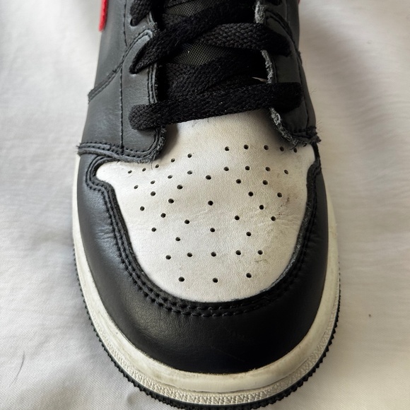 Nike Air Jordon 1 Low 4.5 Youth Black/White/Fire Red - Picture 6 of 14